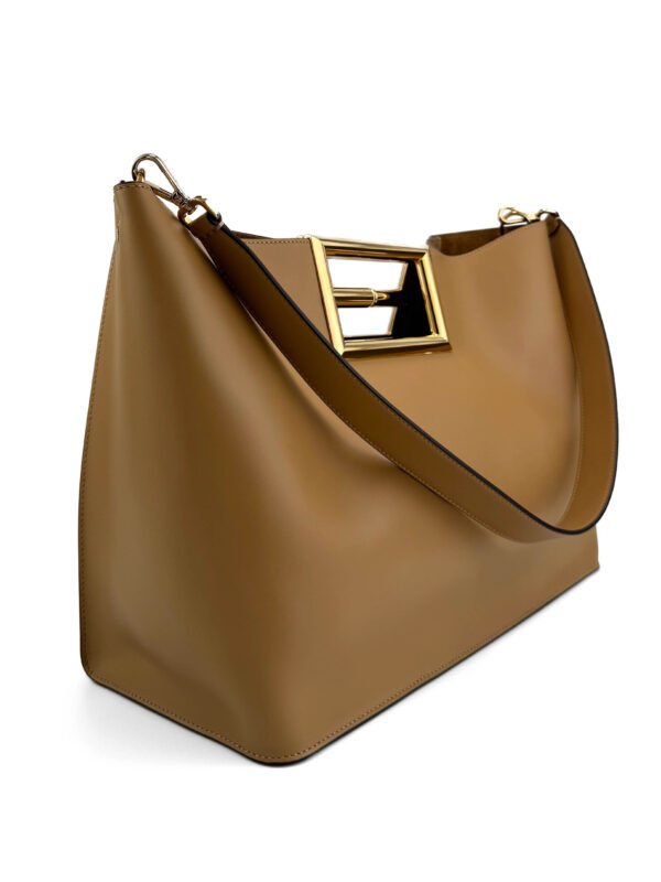 Borsa Fendi Way Medium Tote in pelle liscia marrone con manico in metallo con logo FF e tracolla staccabile.